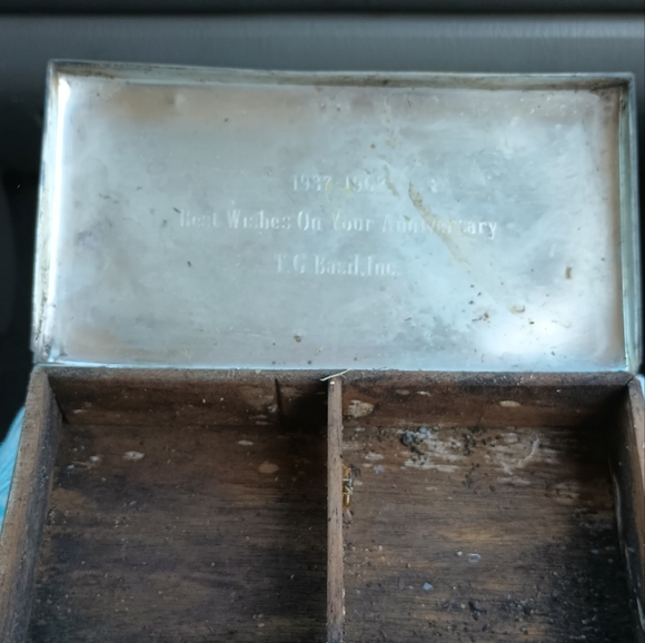 VINTAGE SOLID SILVER H INGED BOX LINED WITH WOOD MARKED 1932 AS AN ANNIVERY GIFT - Picture 2 of 5